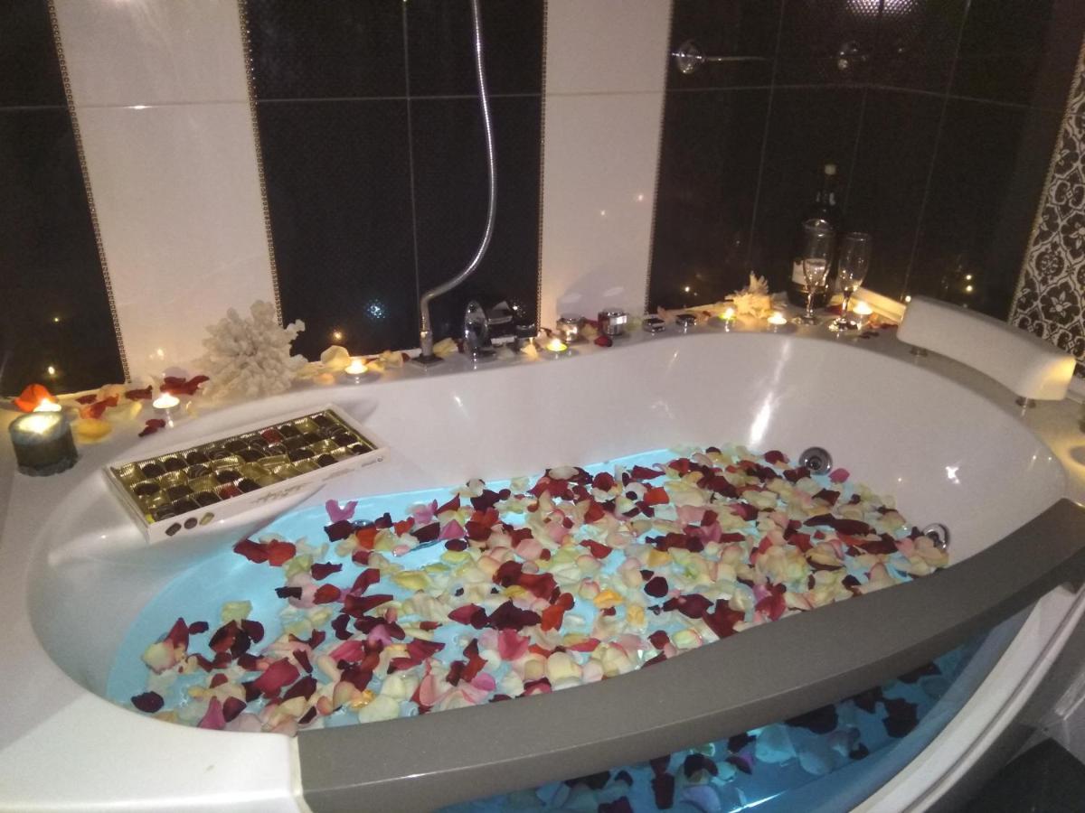 Home In Center With Jacuzzi Ivano-Frankivsk Eksteriør bilde