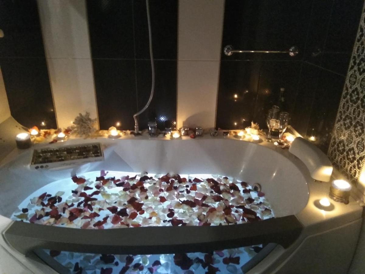 Home In Center With Jacuzzi Ivano-Frankivsk Eksteriør bilde
