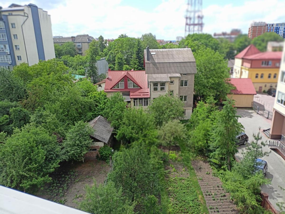 Home In Center With Jacuzzi Ivano-Frankivsk Eksteriør bilde