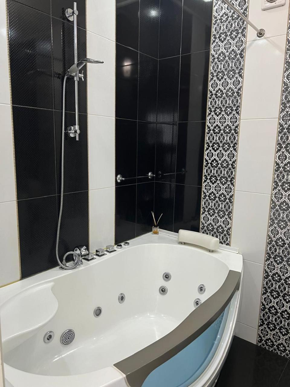 Home In Center With Jacuzzi Ivano-Frankivsk Eksteriør bilde